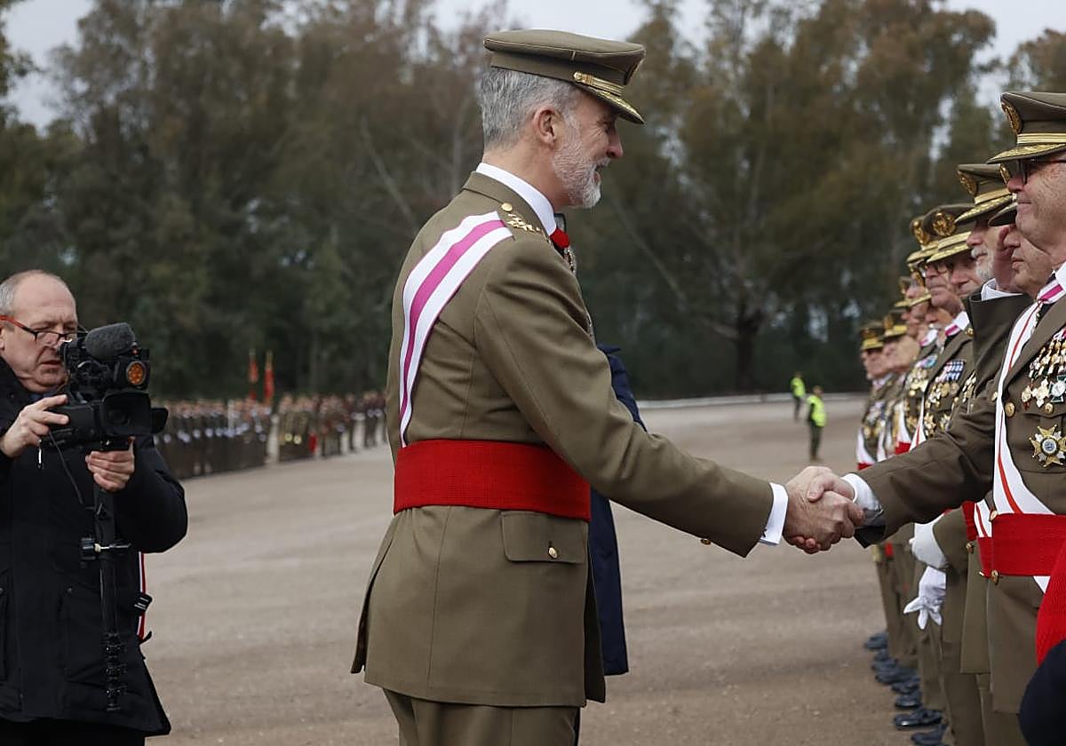 El Rey preside una jura de bandera en Cáceres que se libra de la lluvia